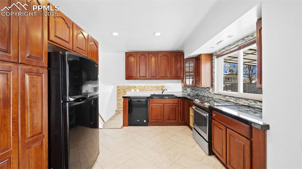 Image 12 of 27: Kitchen