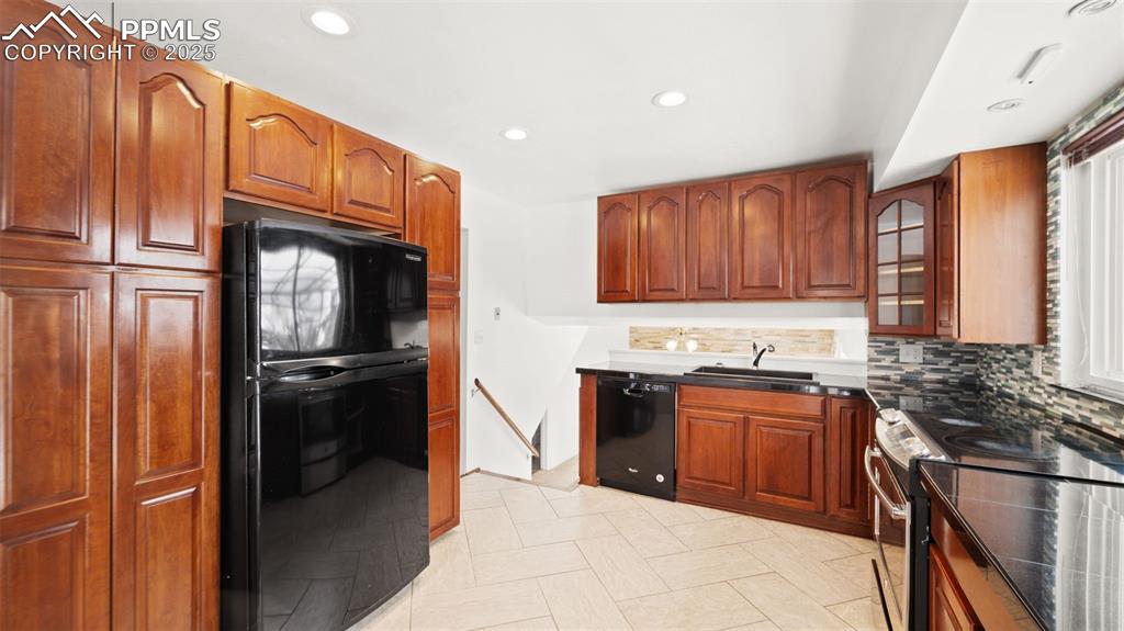 Image 13 of 27: Kitchen