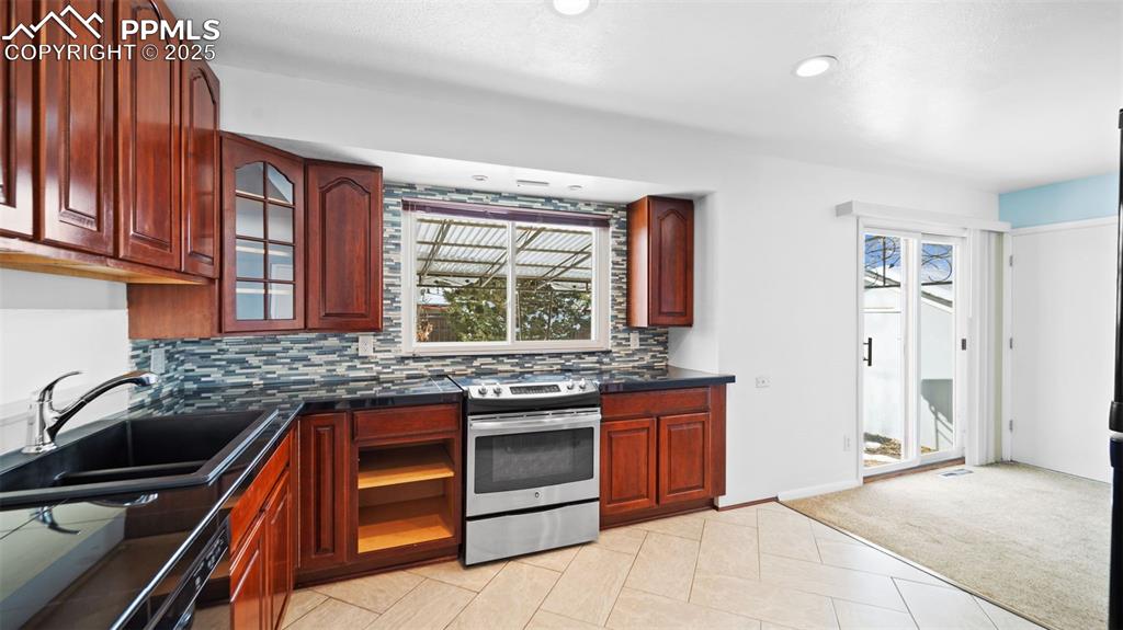 Image 14 of 27: Kitchen