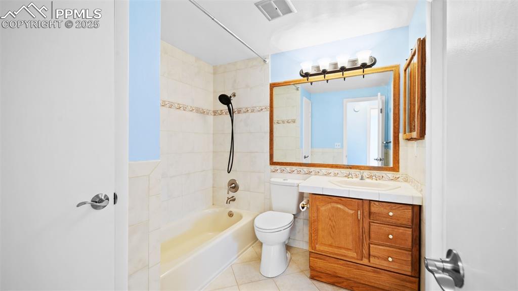 Image 15 of 27: Bathroom