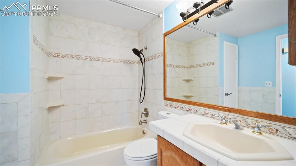 Image 16 of 27: Bathroom