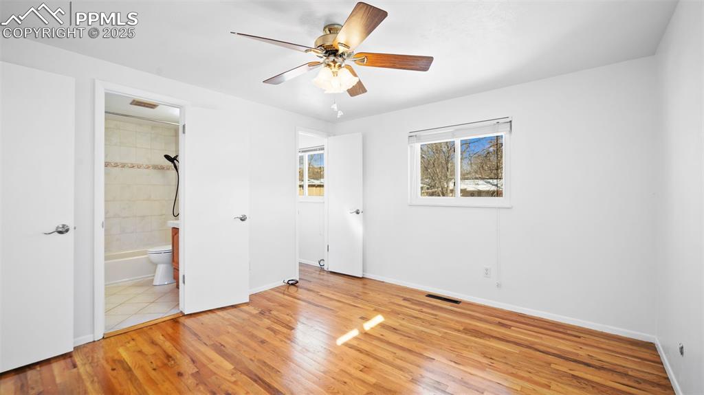 Image 17 of 27: Bedroom