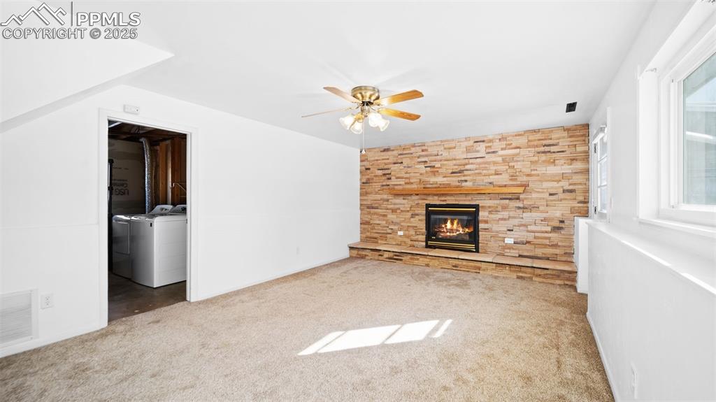 Image 21 of 27: Living Room