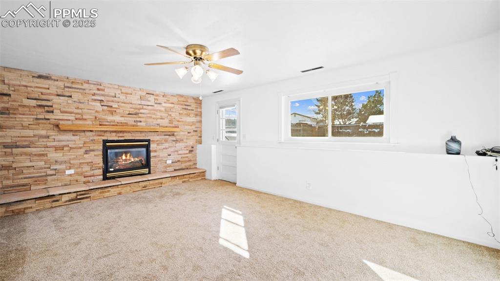 Image 22 of 27: Living Room