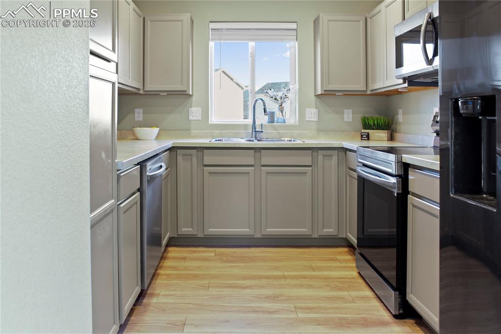 Image 4 of 23: Kitchen