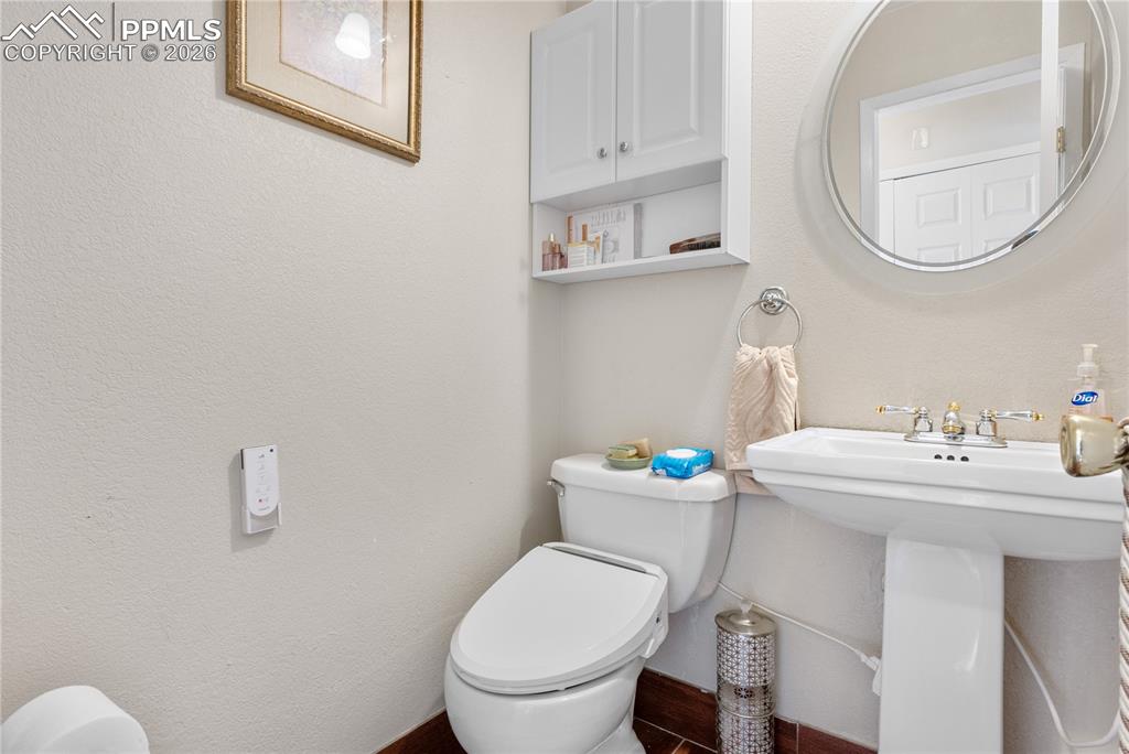 Image 26 of 37: Bathroom