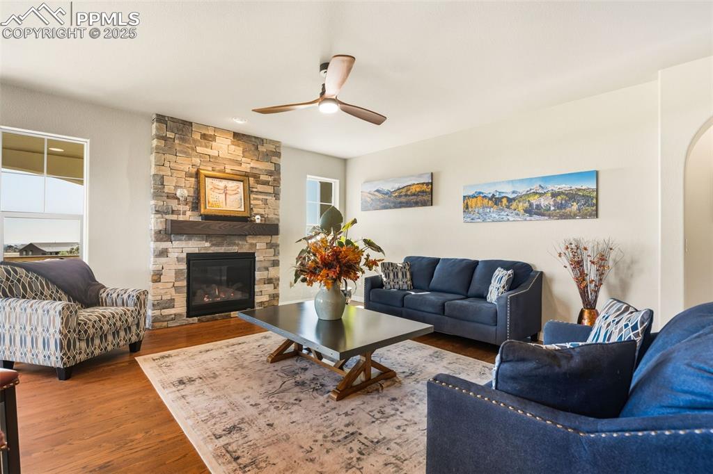 Image 14 of 47: Living Room