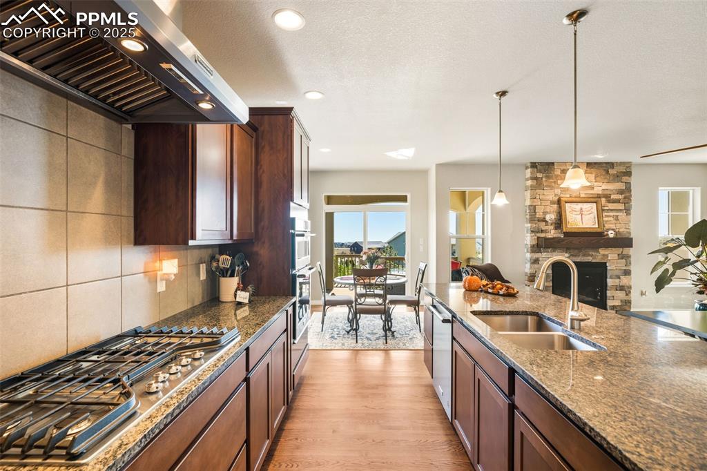 Image 19 of 47: Kitchen