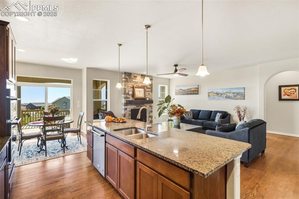 Image 20 of 47: Kitchen