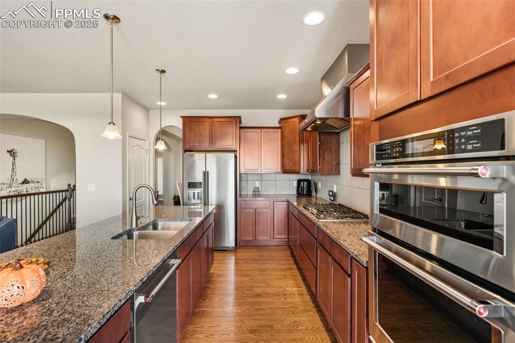 Image 21 of 47: Kitchen