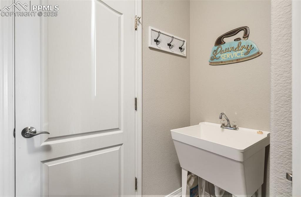 Image 24 of 47: Bathroom