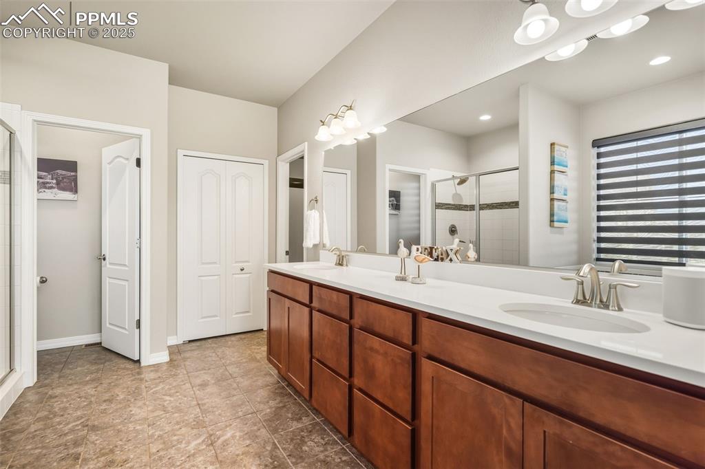 Image 28 of 47: Bathroom