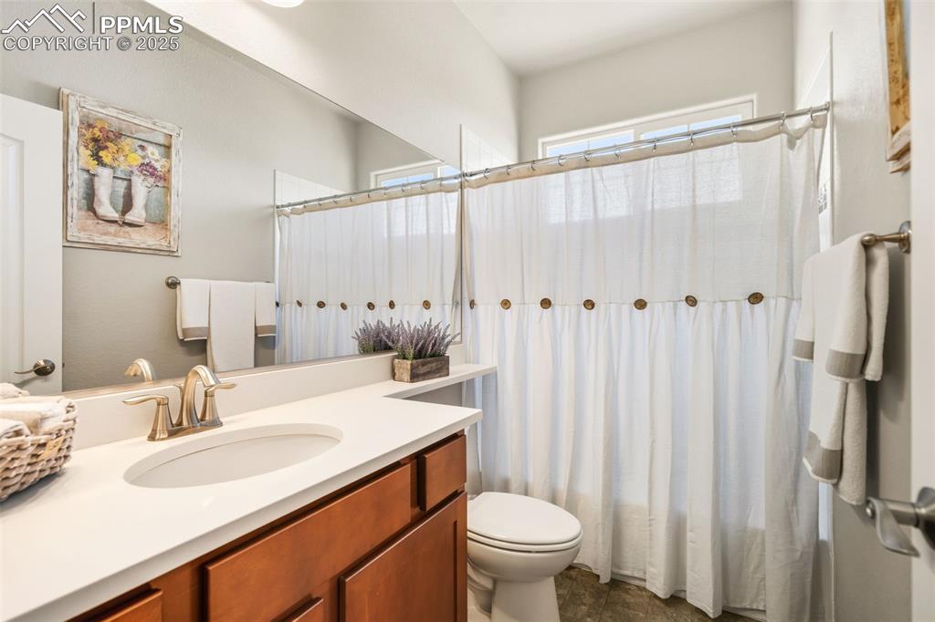 Image 33 of 47: Bathroom