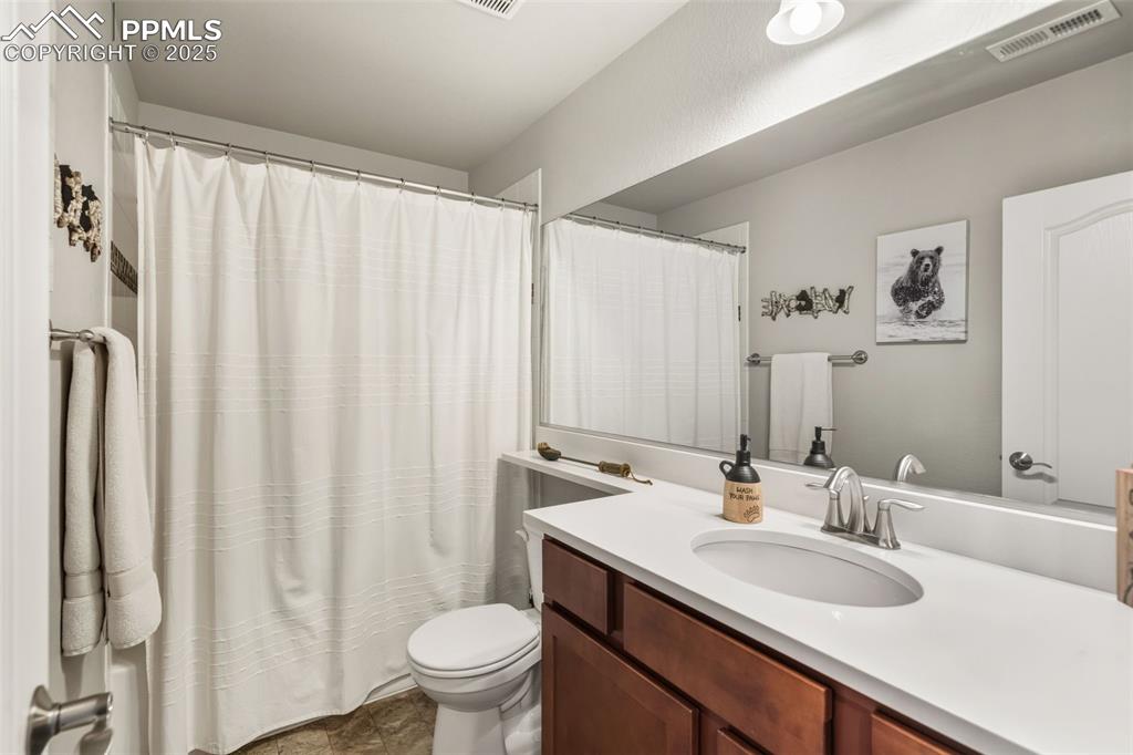 Image 43 of 47: Bathroom