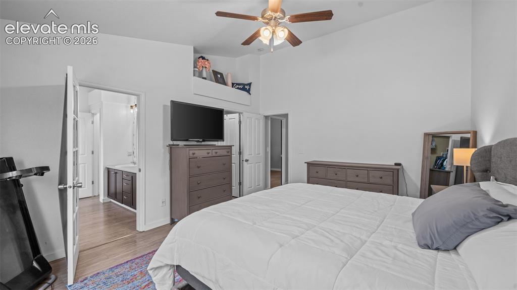 Image 17 of 49: Bedroom
