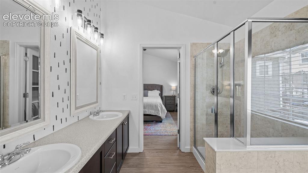 Image 19 of 49: Bathroom