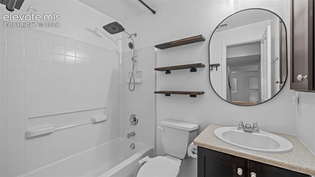 Image 31 of 49: Bathroom
