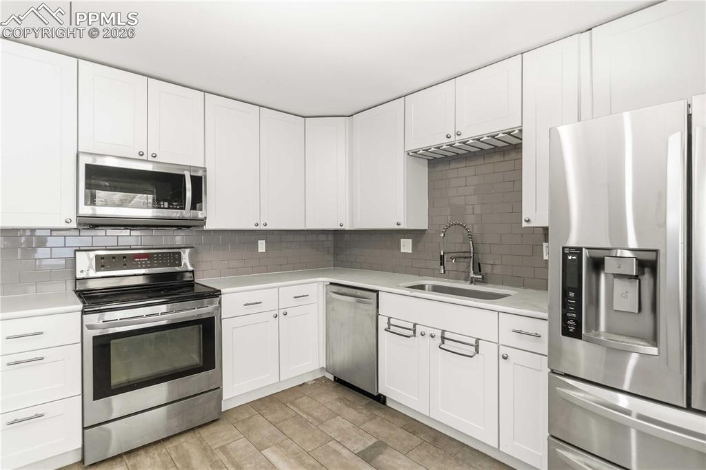 Image 14 of 42: Kitchen