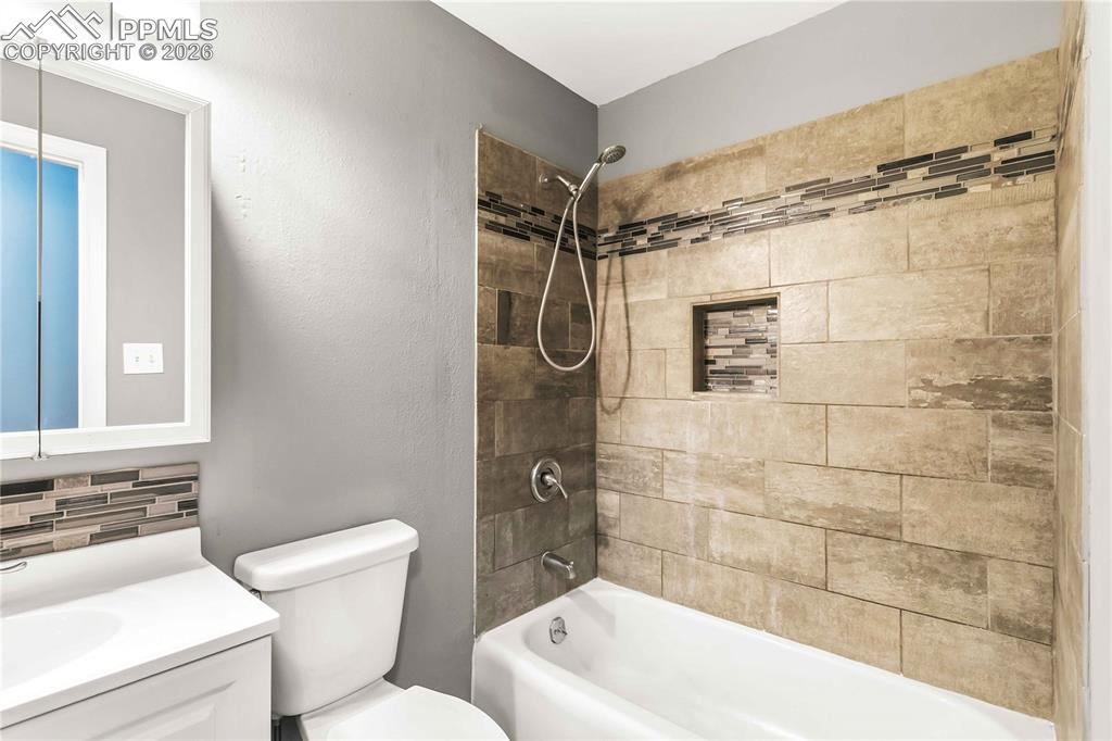 Image 29 of 42: Full bathroom upstairs