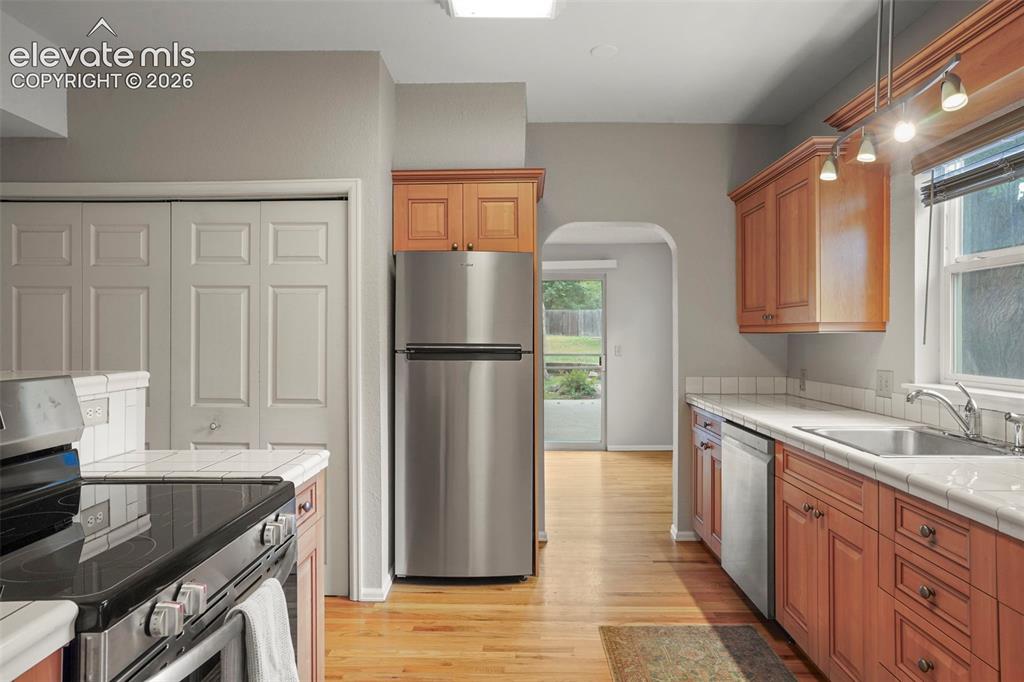 Image 11 of 29: Kitchen view towards back dining nook and walk-out