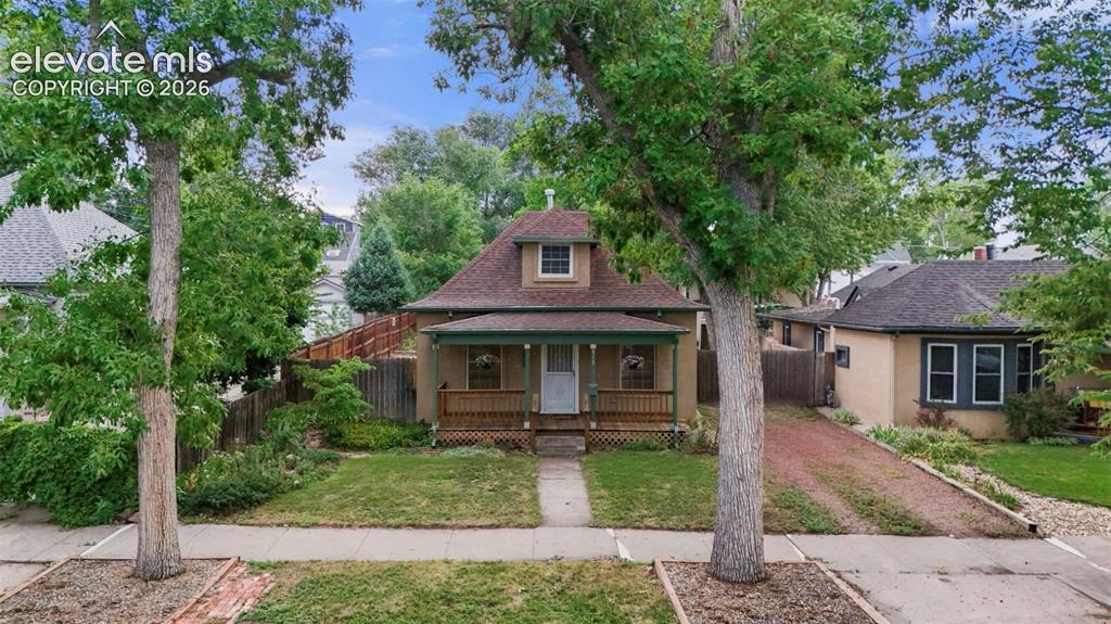 Image 4 of 29: Large treed lot close to downtown!