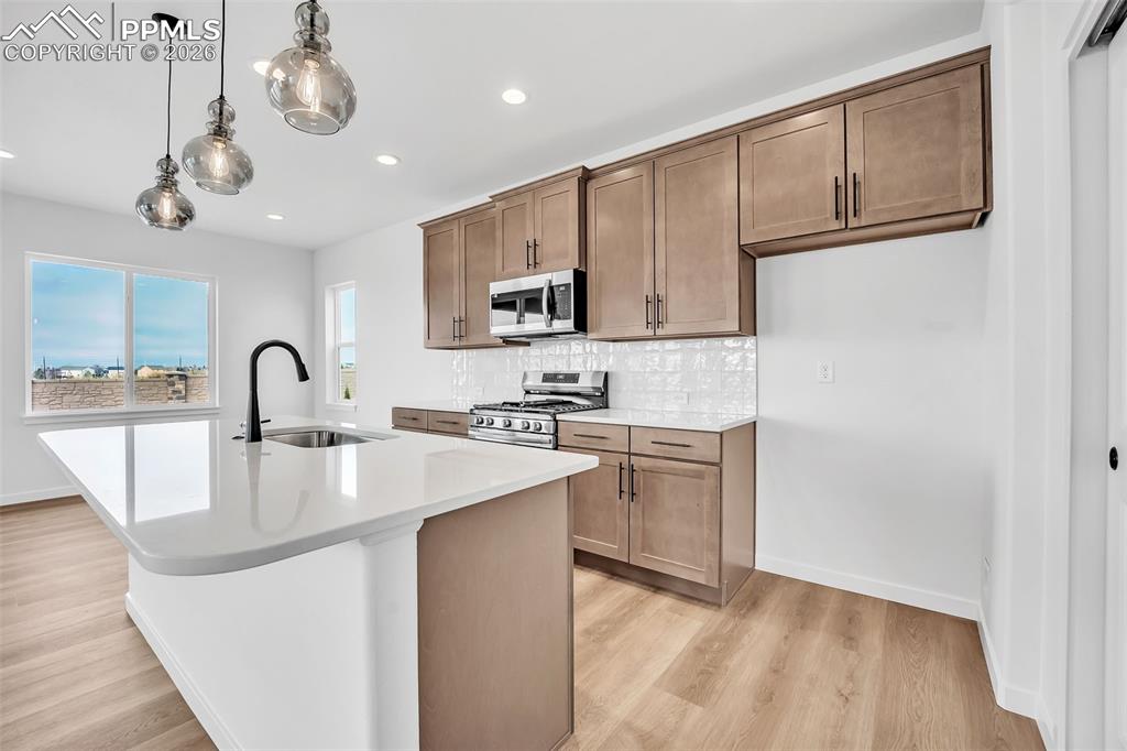 Image 10 of 50: Kitchen