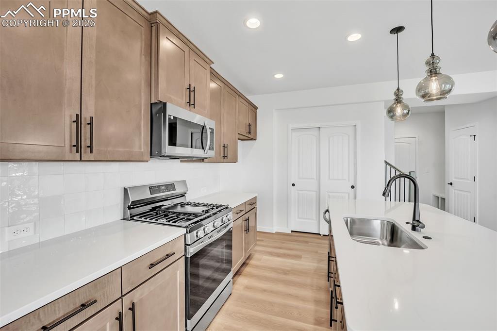 Image 12 of 50: Kitchen