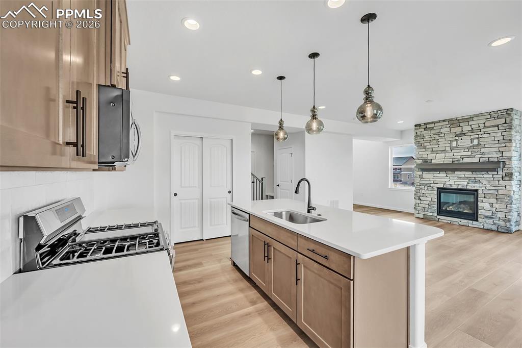 Image 13 of 50: Kitchen