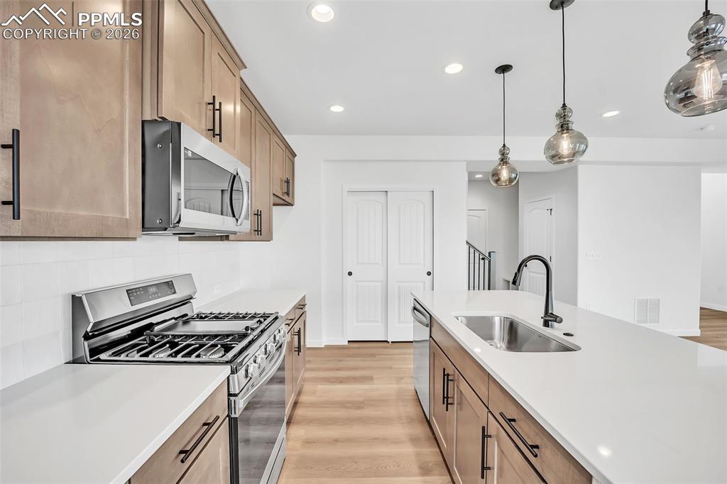 Image 14 of 50: Kitchen