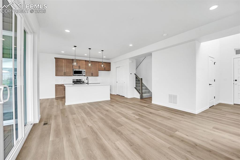 Image 19 of 50: Living Room