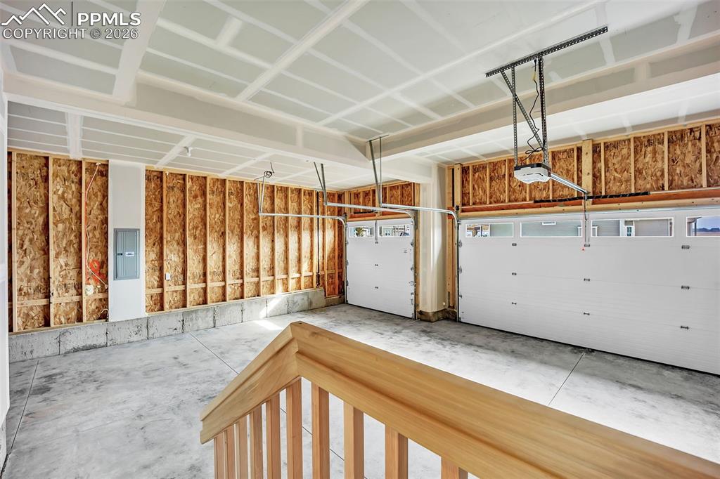 Image 21 of 50: Garage