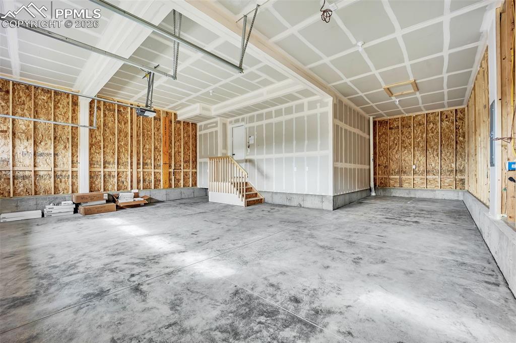 Image 22 of 50: Garage