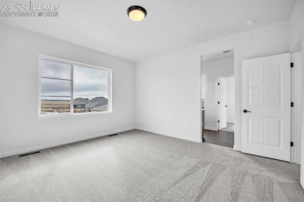 Image 26 of 50: Bedroom