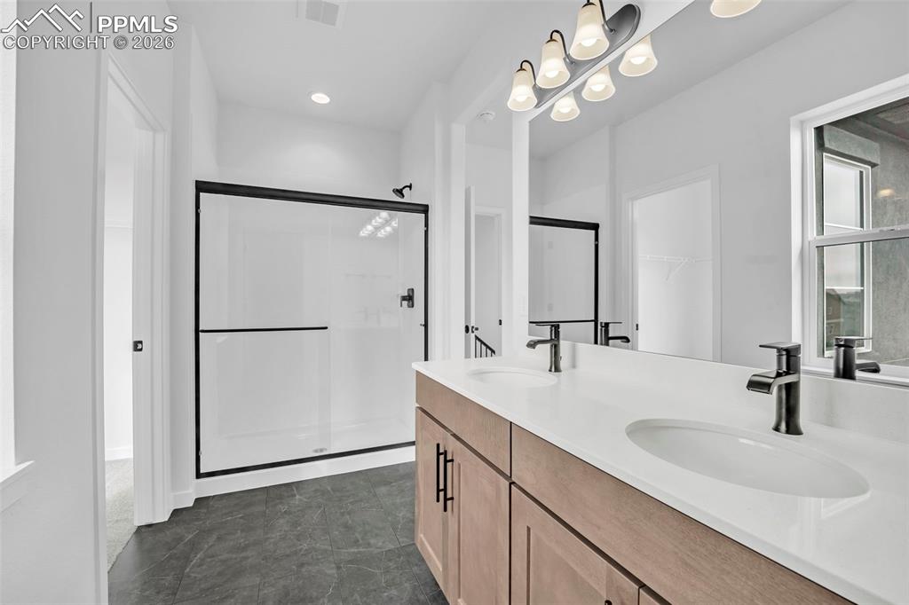 Image 28 of 50: Bathroom