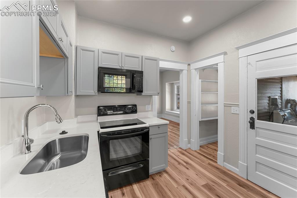 Image 10 of 27: Kitchen