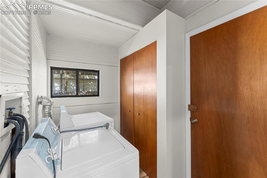 Image 16 of 27: Laundry