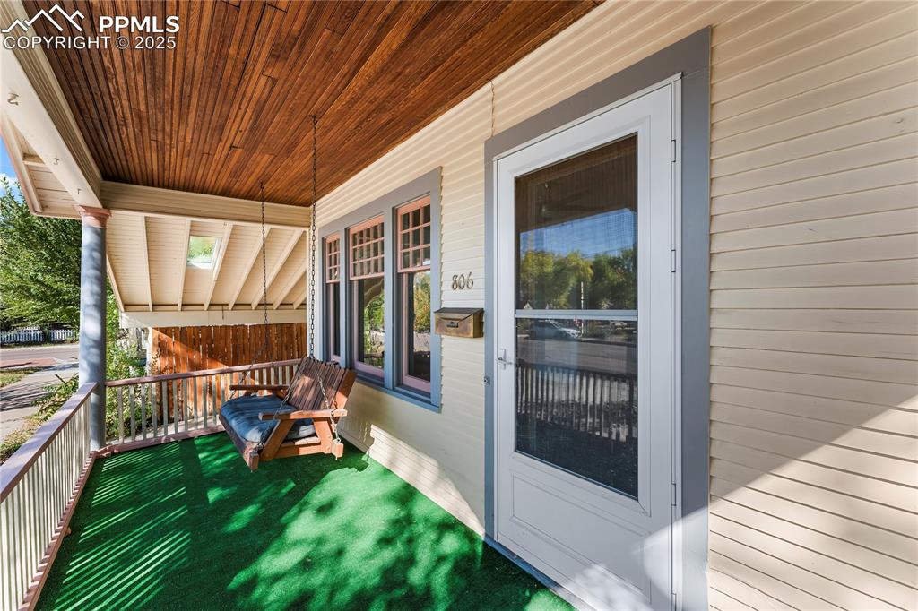 Image 17 of 27: Balcony