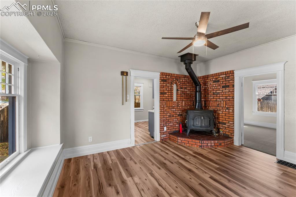 Image 3 of 27: Living Room