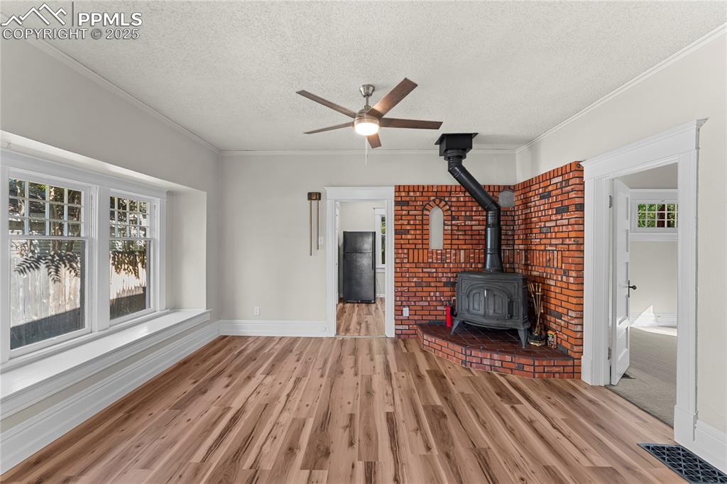 Image 4 of 27: Living Room