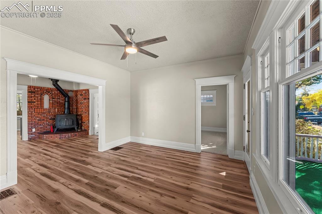 Image 5 of 27: Living Room