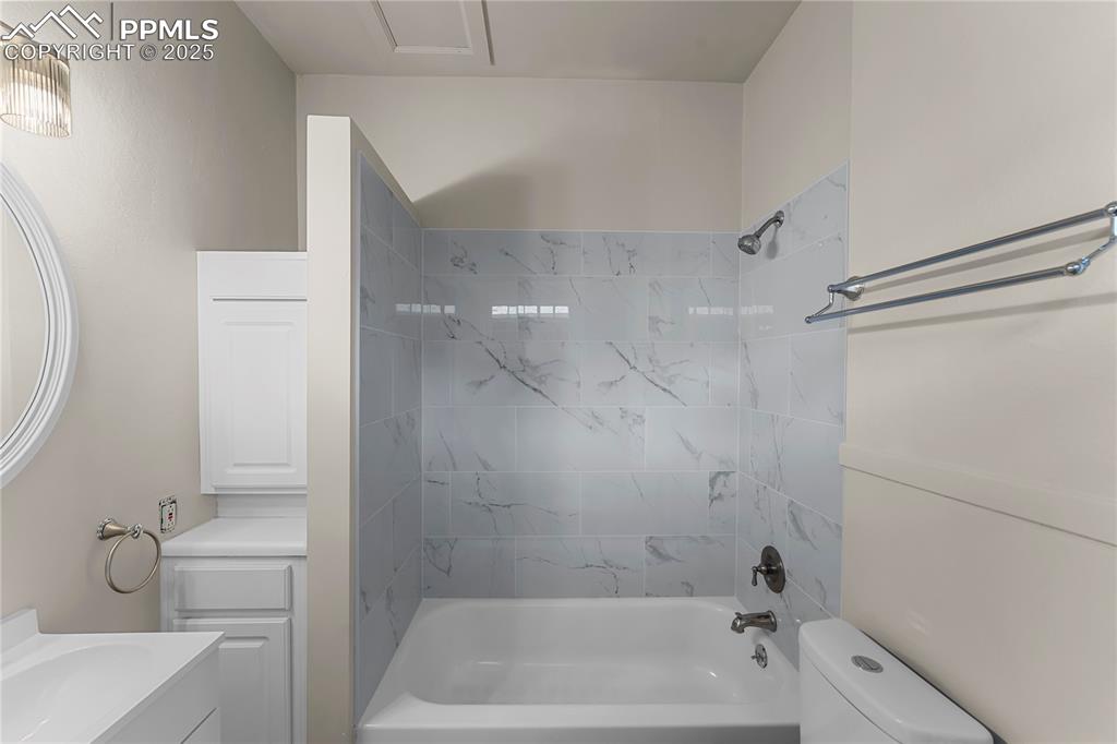 Image 6 of 27: Bathroom