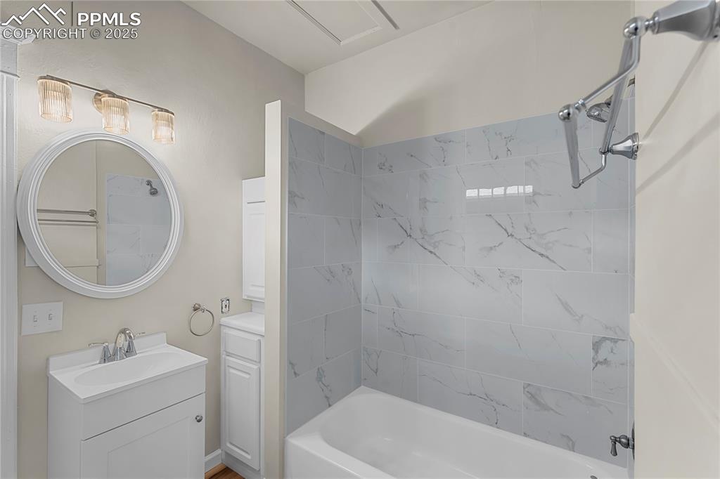 Image 7 of 27: Bathroom