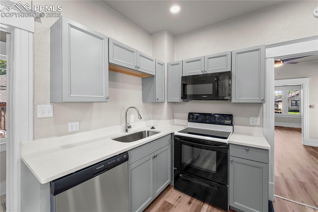 Image 8 of 27: Kitchen