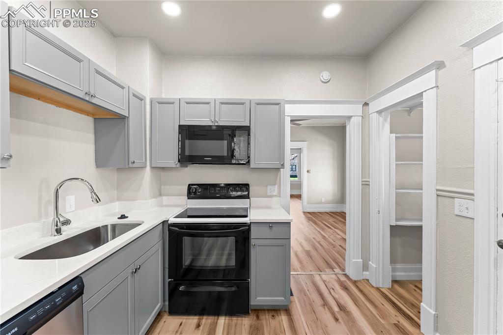 Image 9 of 27: Kitchen