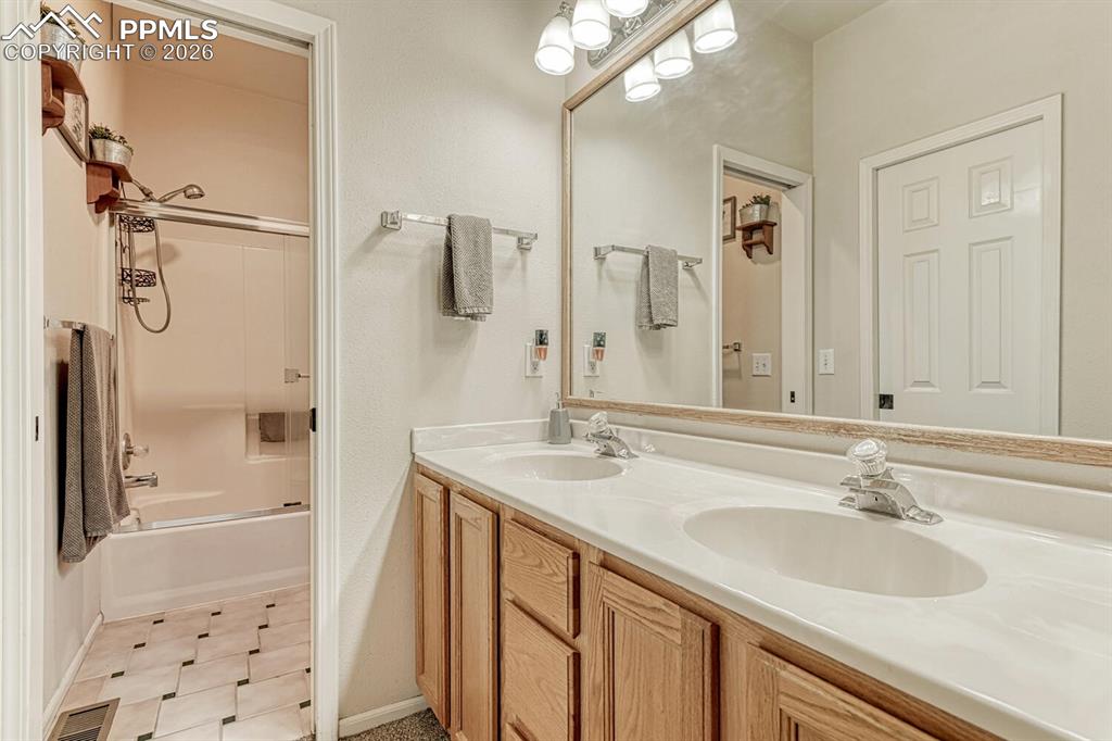 Image 15 of 49: Bathroom