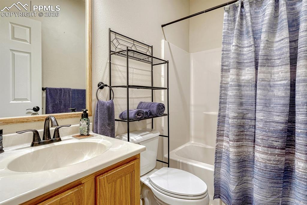 Image 17 of 49: Bathroom