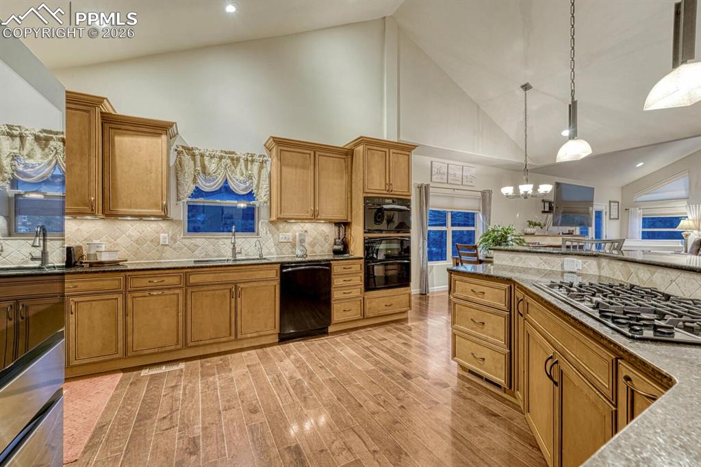 Image 4 of 49: Kitchen