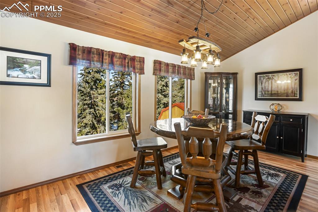 Image 12 of 50: Dining Area