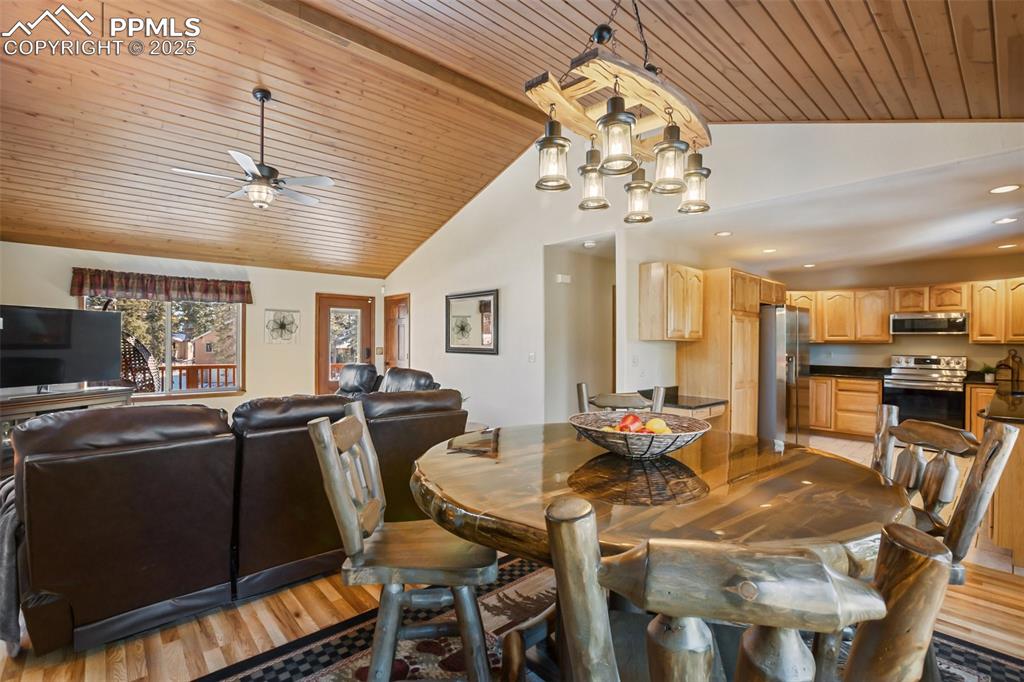 Image 14 of 50: Dining Area