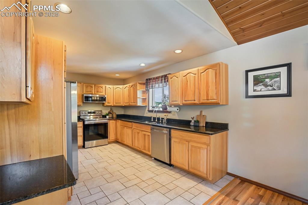 Image 15 of 50: Kitchen